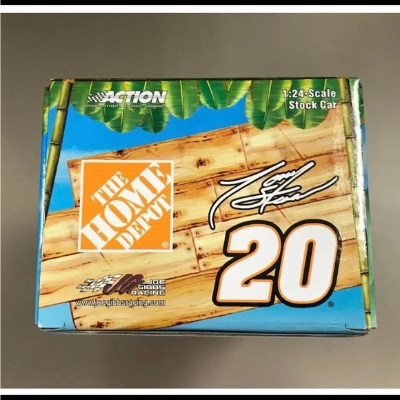 2005 TONY STEWART #20 MADAGASCAR 1:24 NASCAR DIE-CAST. - Picture 6 of 8